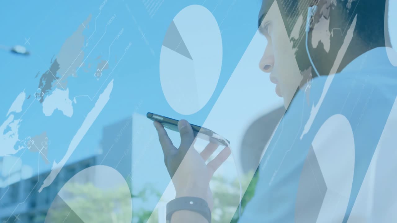 スマートフォンを掲げ、デバイスの周りで金融チャートや地図のデータがアニメーション表示されるビジネスマン。