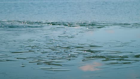 一片冰凍的河湖和流水的近景