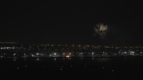 una vista urbana nocturna con fuegos artificiales brillantes sobre ella