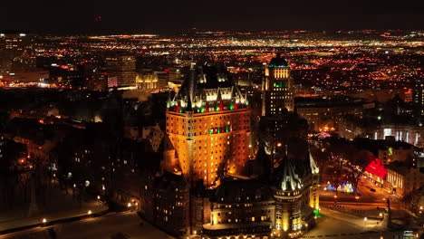 Majestuosa-Vista-De-La-Antigua-Ciudad-De-Quebec-Por-La-Noche---Toma-Aérea