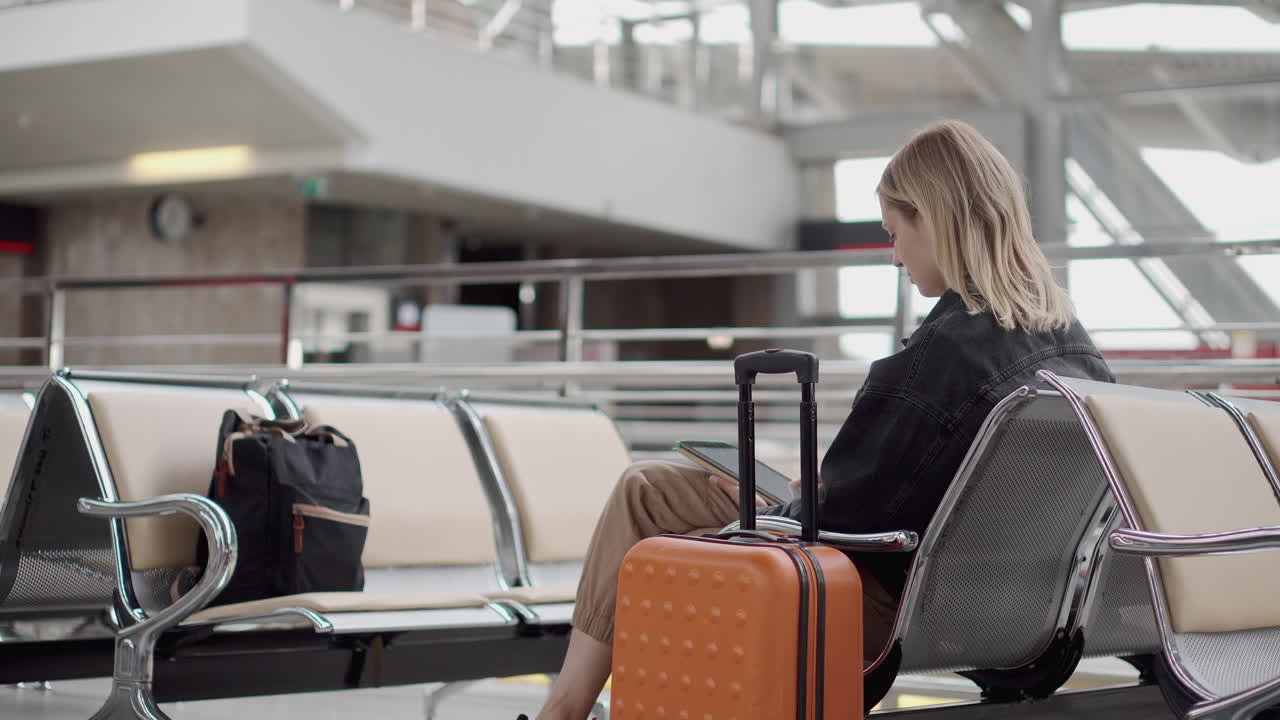 공항에서 기다리는 여자