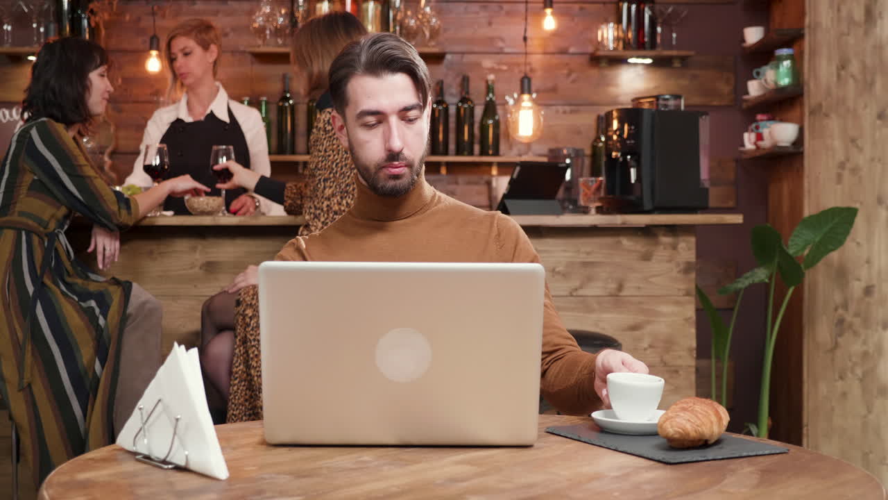 Folk, der arbejder med bærbare computere på en café