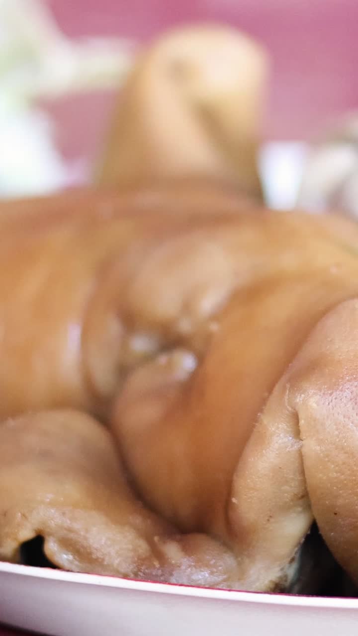 una mosca se mueve alrededor de un plato de pollo asado.