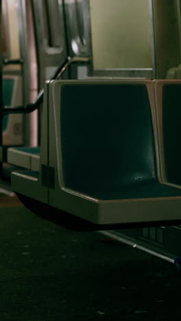 asientos vacíos en el metro