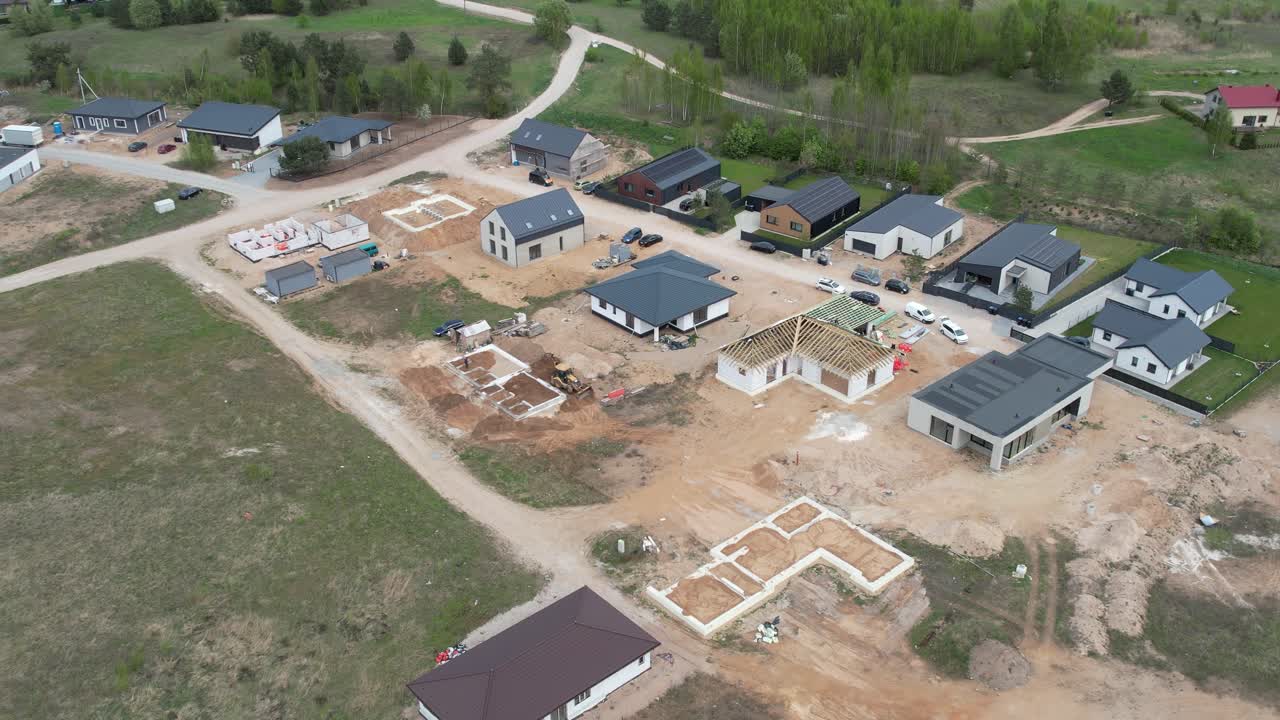 Drone s’éloignant au-dessus d’une construction de logements de faible hauteur à Zujūnai, Vilnius