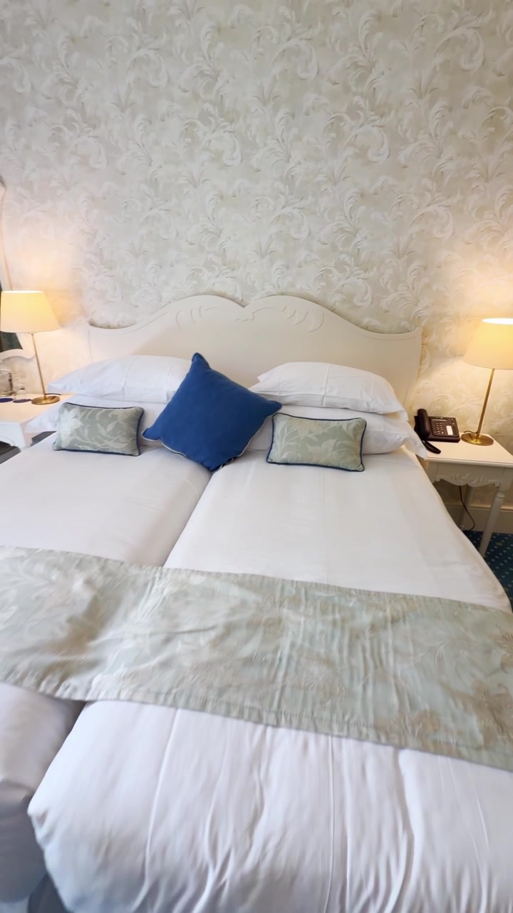 Groothoekperspectief vanaf telefooncamera van een chique luxe hotelkamer in een spa-resort tijdens een zomervakantie of zakenreis. UGC-contentcreatie in social media-stijl. POV van de kamer door een vlogger.