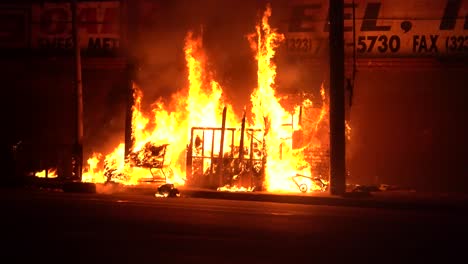 Gebäude-Nach-Obdachlosenlager-In-Brand