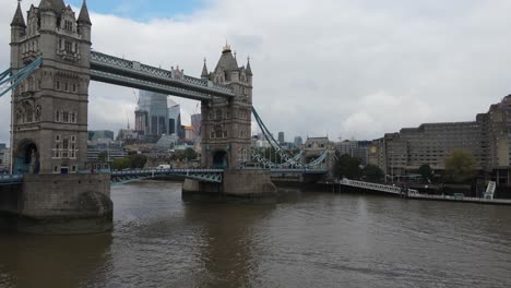 Flying-slowing-down-on-Tower-Bridge,-London