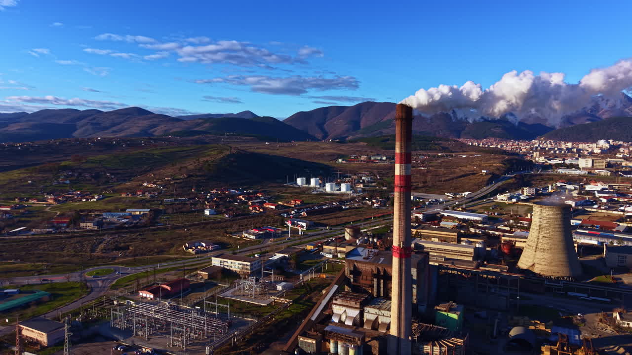 Local Industrial Próximo a Montanhas com Central Elétrica, Estradas e Edifícios Durante o Dia sob Céu Claro