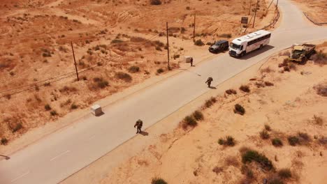 Soldados-Que-Llevan-A-Amigos-Heridos-De-Ellos-En-El-Desierto-En-El-Campo-De-Entrenamiento