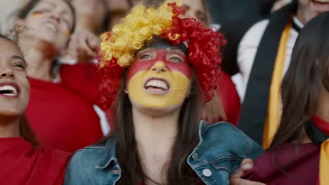 partidarios de fútbol alemanes cantando juntos en el estadio