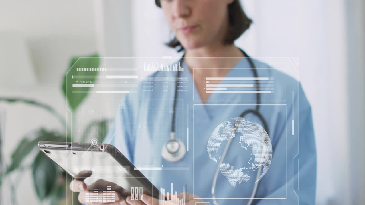 animación del procesamiento de datos sobre una doctora caucásica que usa una tableta