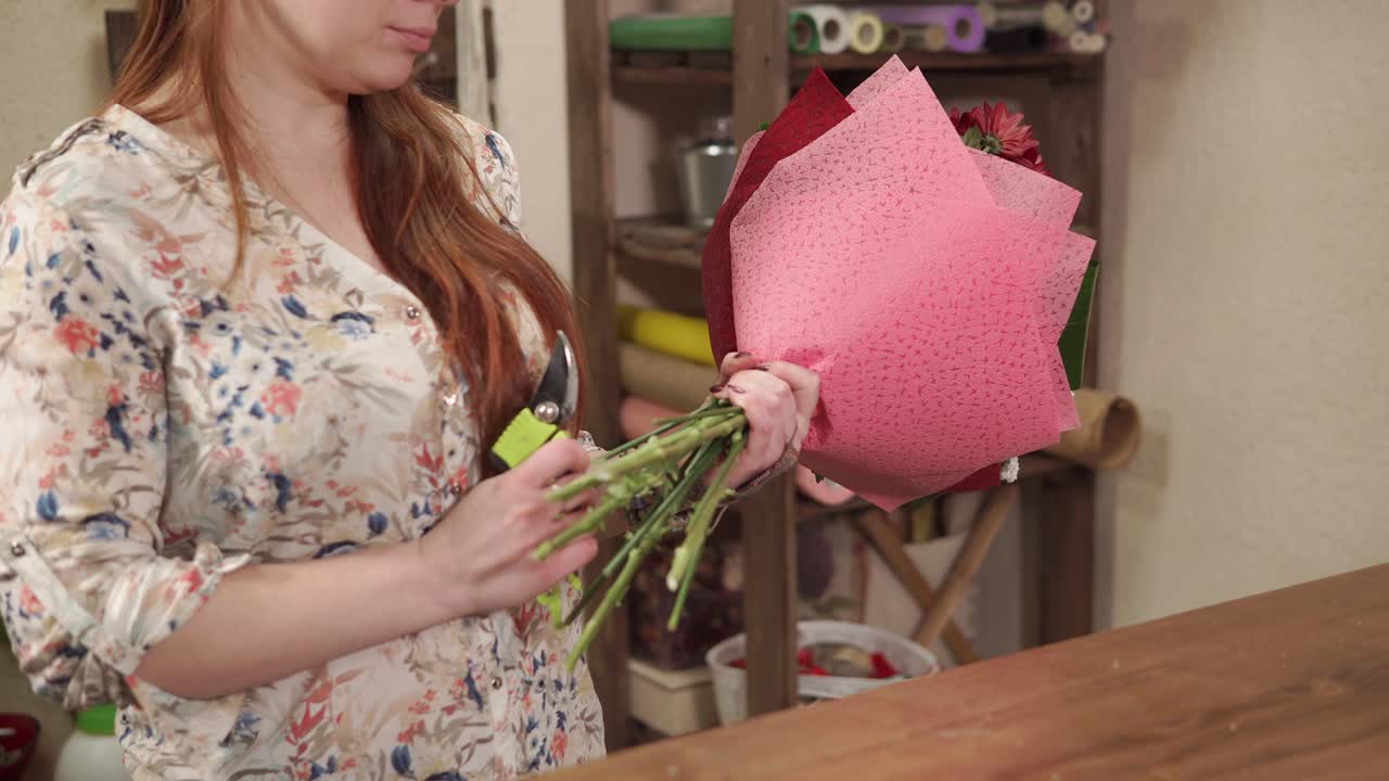 꽃 가게 가 꽃 꽃 을 정리 하고 있다