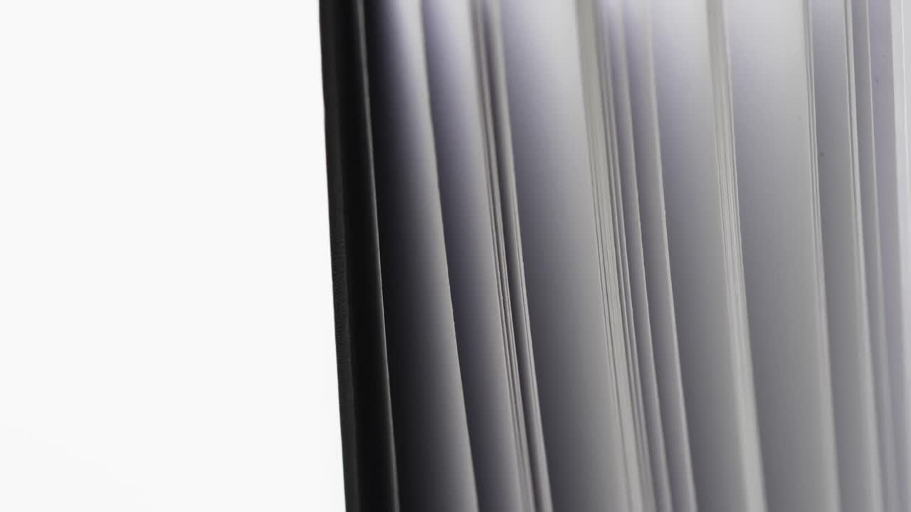 Micro de páginas de cuaderno y espacio para texto sobre fondo blanco