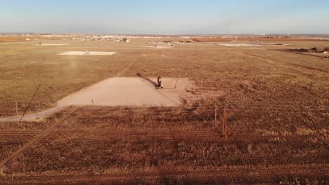 Ubicado-A-Las-Afueras-De-La-Ciudad-De-Midland,-Texas,-Solo-Hay-Campos-De-Pumpjacks