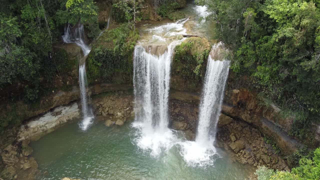 vista aérea de la cascada de salto alto en la provincia de monte plata cerca de bayaguana en la república dominicana