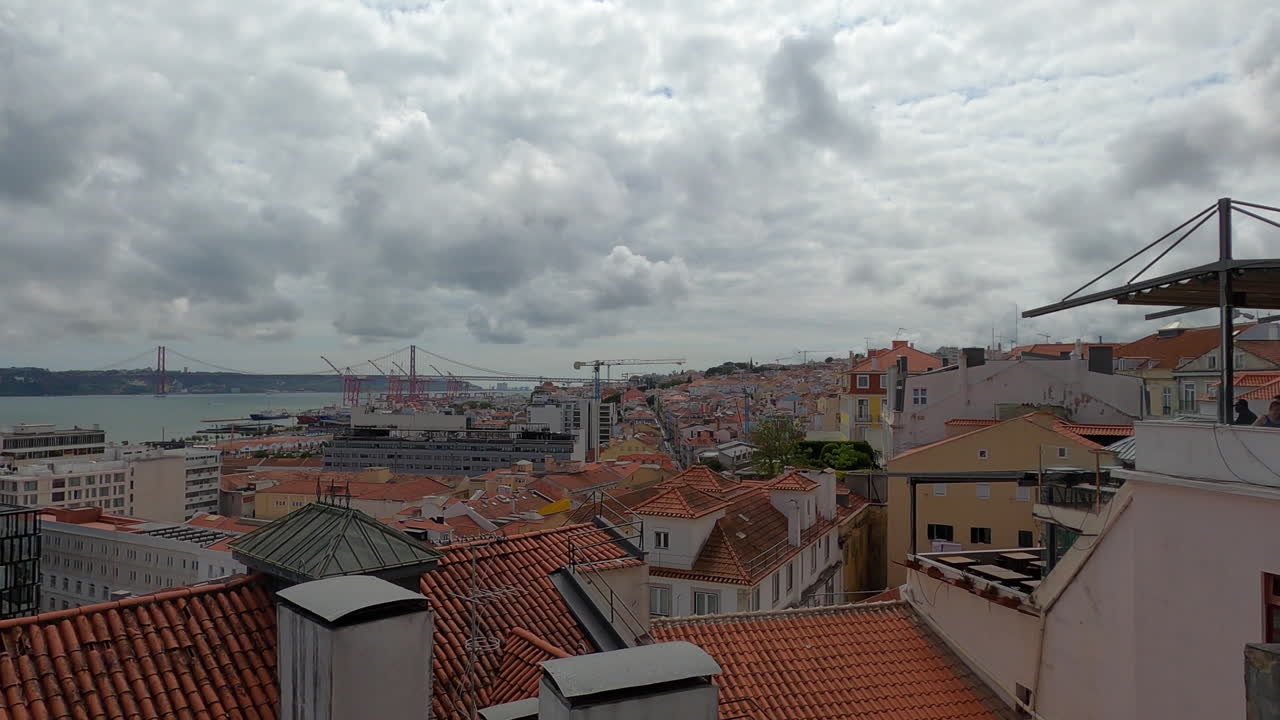 Vista panoramica dal tetto di Lisbona in Portogallo, skyline con cielo nuvoloso.