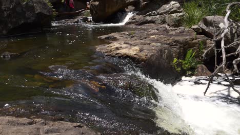 Frisches,-Klares-Wasser-Des-Flusses,-Das-über-Felsen-Fließt