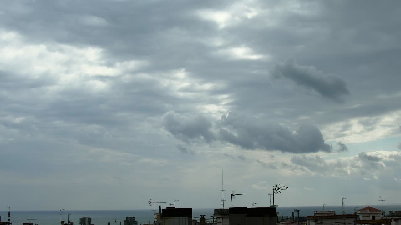 lapso de tiempo de las nubes que pasan sobre la ciudad por la mañana