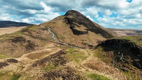 Luftaufnahme-Des-Konischen-Hügels-Neben-Dem-Loch-Lomond-Im-Schottischen-Hochland,-Schottland