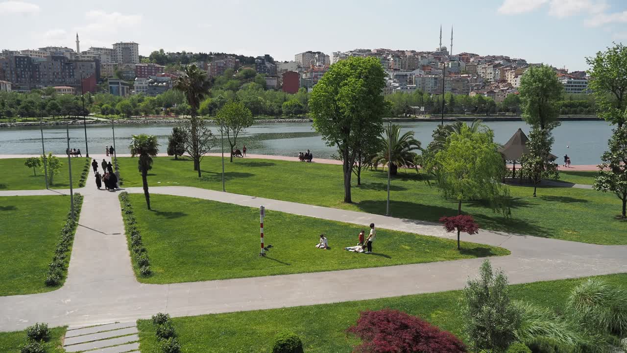 Parque de la ciudad junto al lago