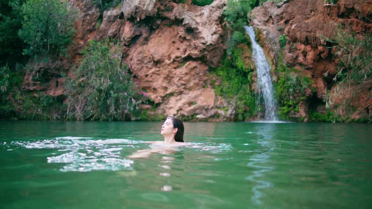 아름다운 여름 자연에서 수영하는 벌거벗은 여성 호수. 호수에서 는 여인