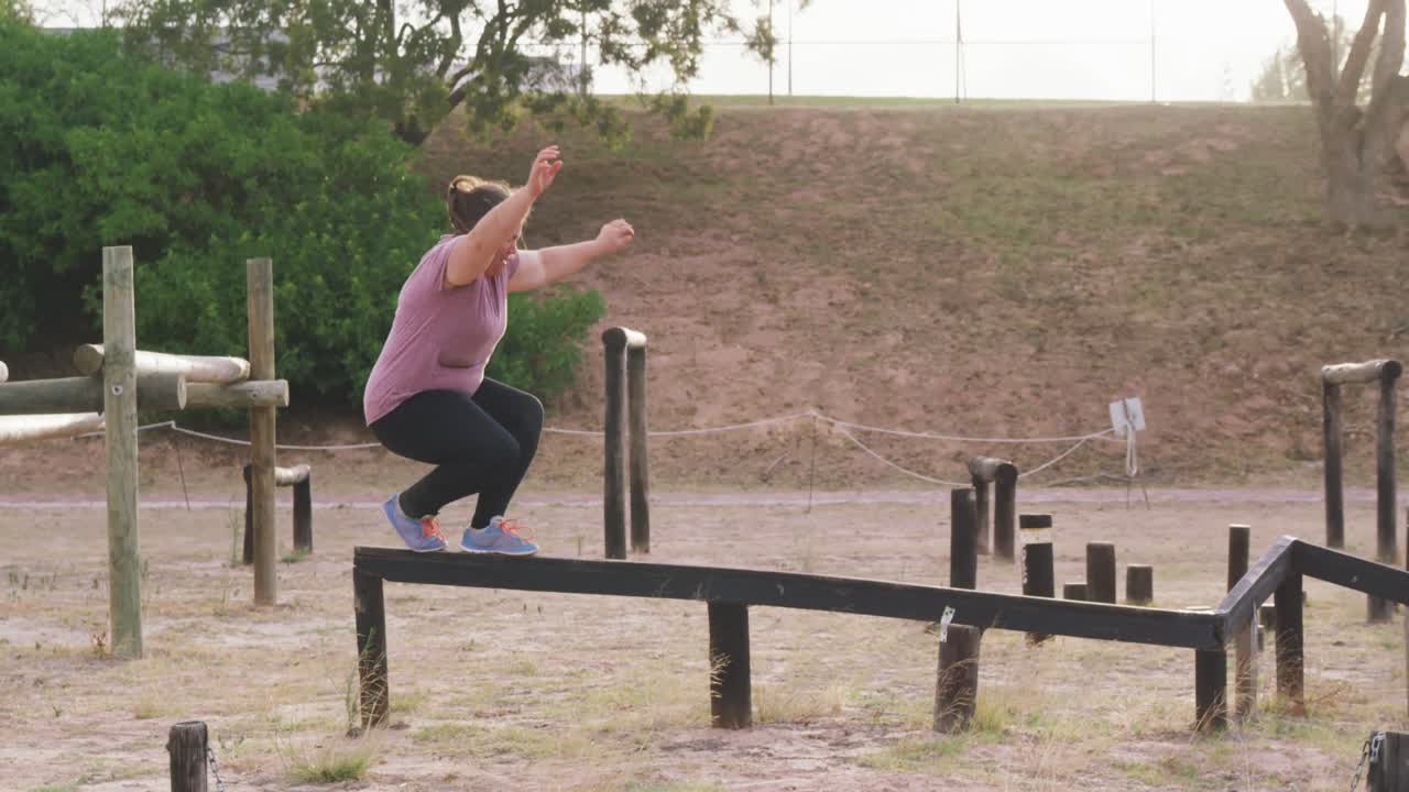 mujer caucásica haciendo ejercicio en el campamento de entrenamiento