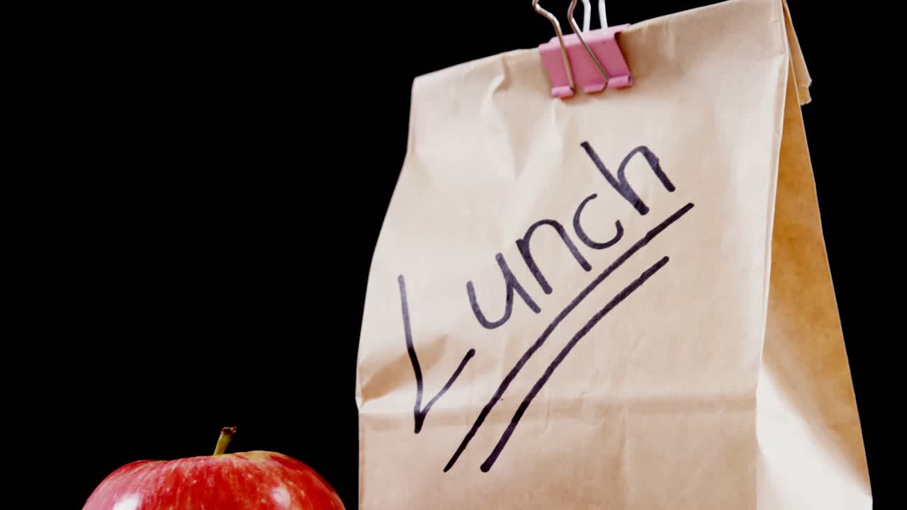 사과 와 테이블 에 있는 패키지