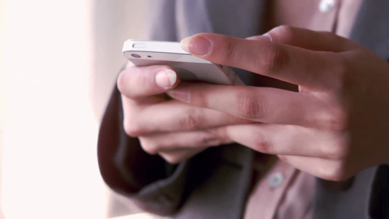mujer de negocios escribiendo en su teléfono inteligente