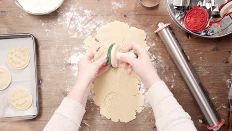 horneando galletas de azúcar de navidad para papá noel.