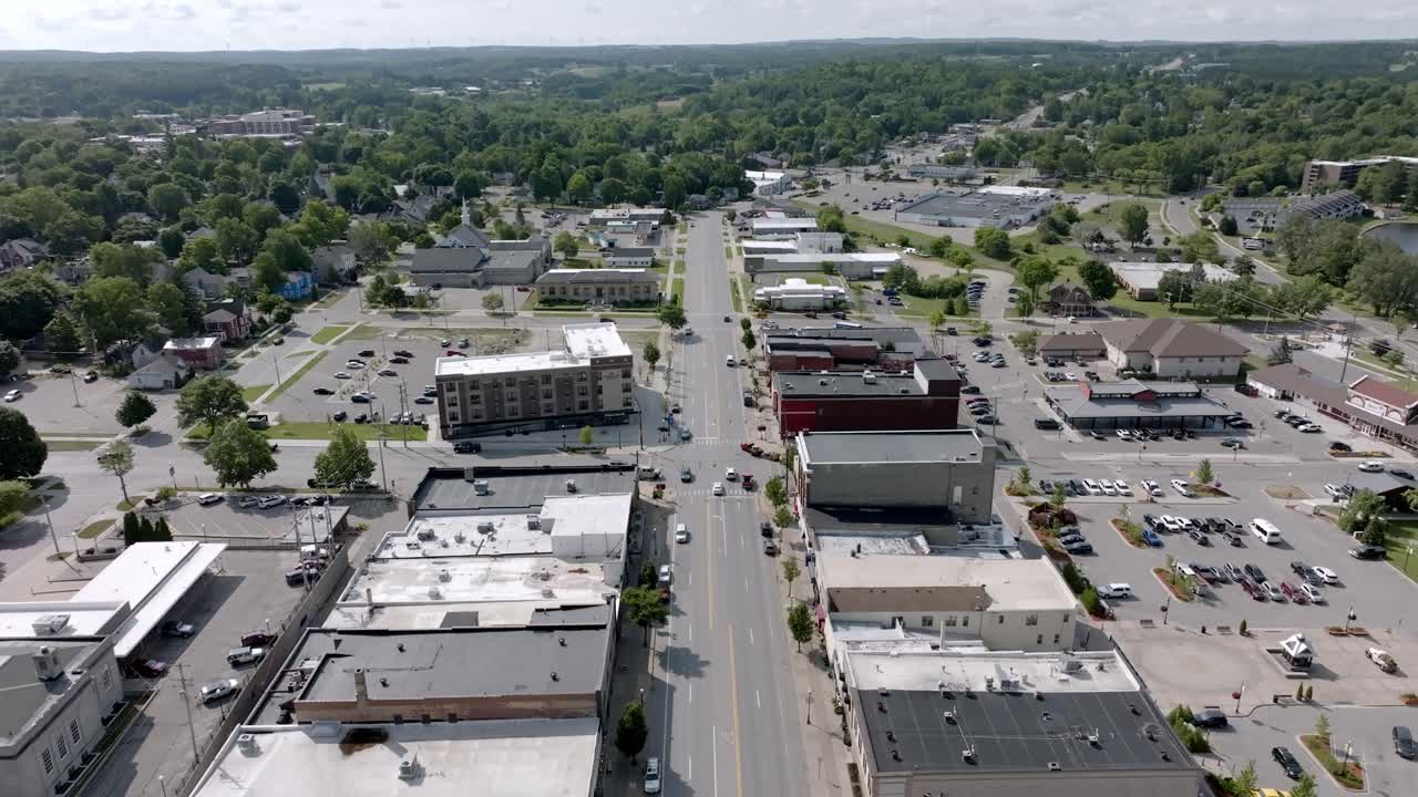el centro de cadillac, michigan con video de drones bajando en primer plano