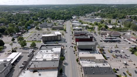 Downtown-Cadillac,-Michigan-with-drone-video-moving-down-in-close-up