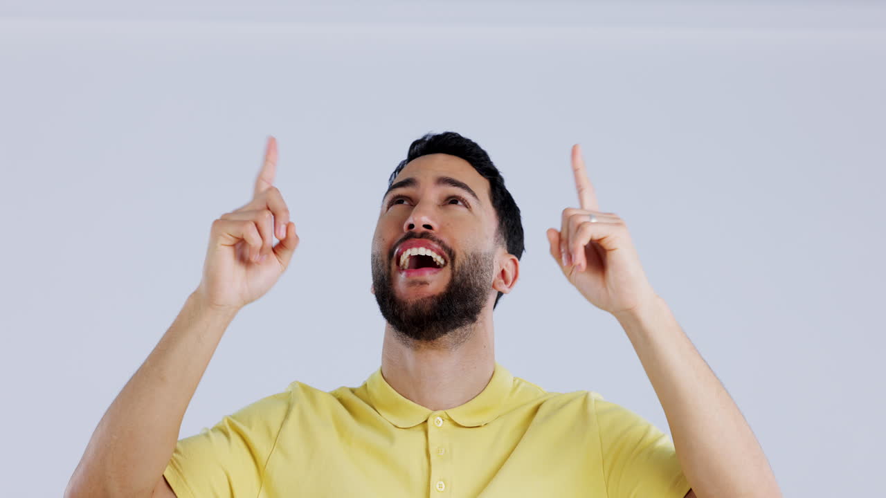 hombre, señalando hacia arriba y pensando con promoción