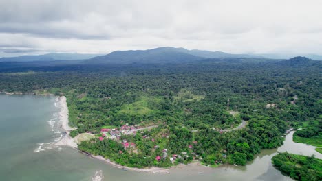 Imágenes-Aéreas-De-Drones-De-Bosques,-Montañas,-Costas-Y-Pueblos-Pesqueros-Residenciales