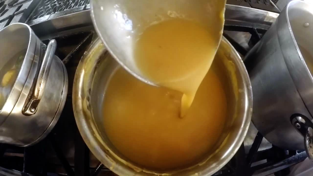 de la mano del chef preparando la comida