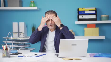 hombre de negocios con dolor de cabeza.
