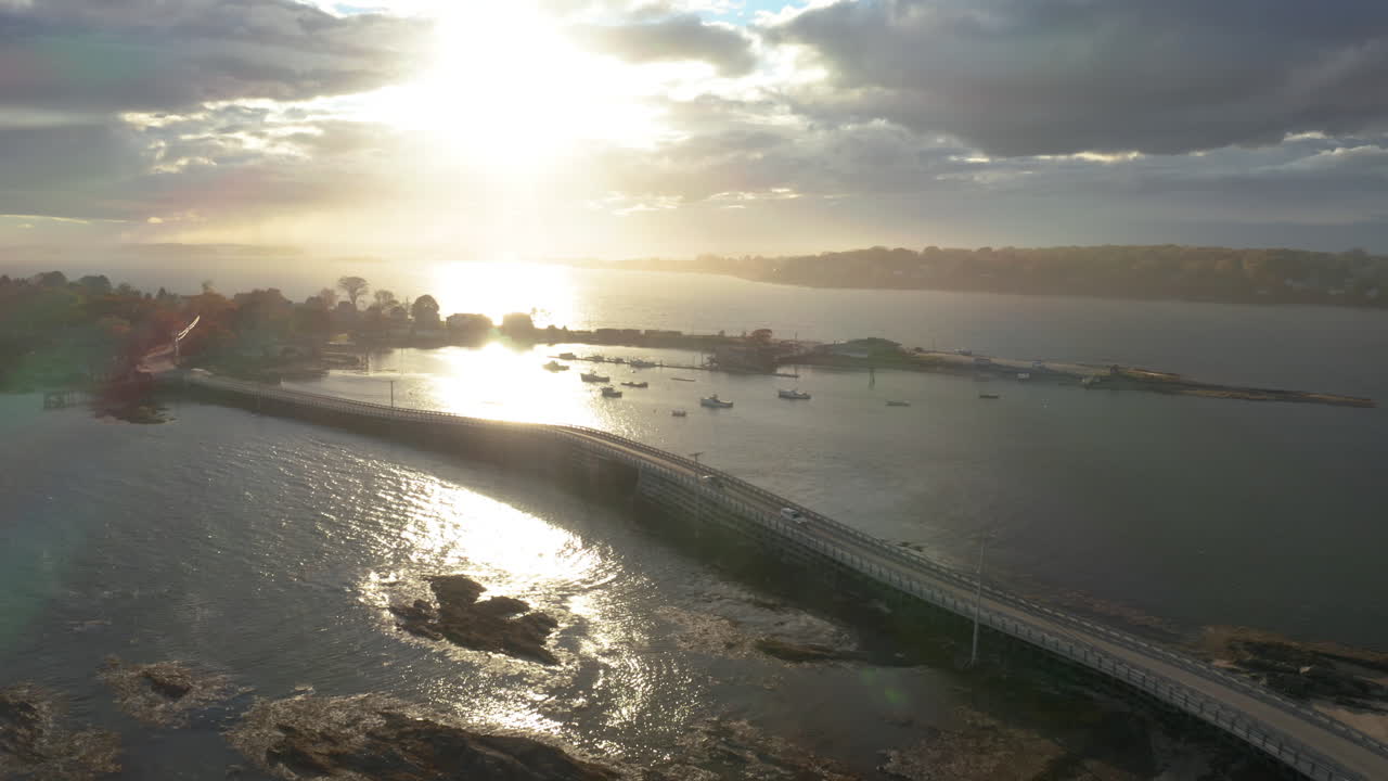 메인 주 하프스웰 근처 베일리 섬 크립스톤 다리의 멋진 드론 샷