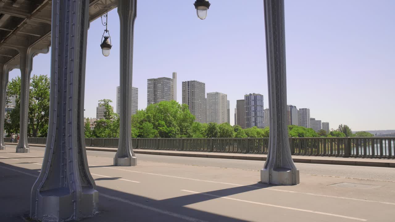 vista de ile aux cygnes desde el icónico puente bir-hakeim en parís, francia con edificios de paisaje urbano en segundo plano
