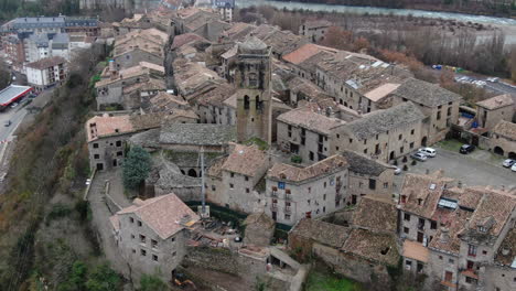 Toma-Aerea-En-Orbita-Y-Alba-De-La-Torre-Y-Pueblo-De-Ainsa-En-Huesca