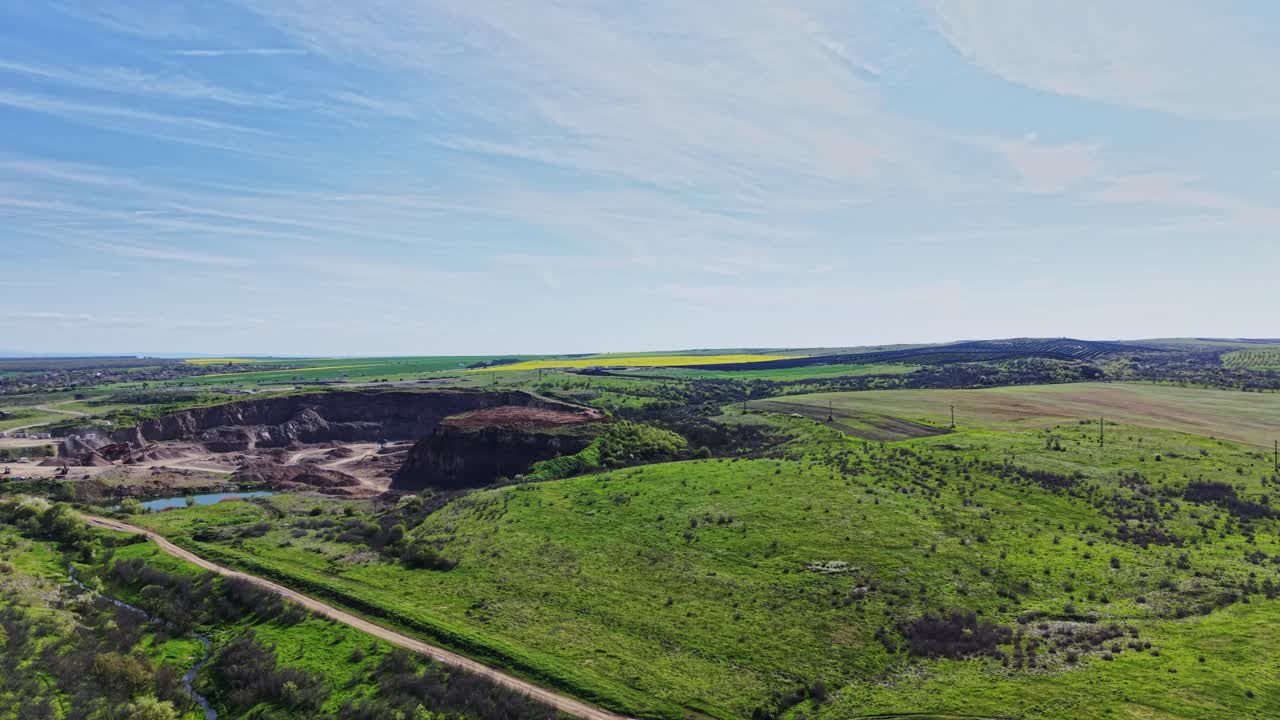 Vid udsigt over grønt landskab med åbent brud i det fjerne på en klar dag