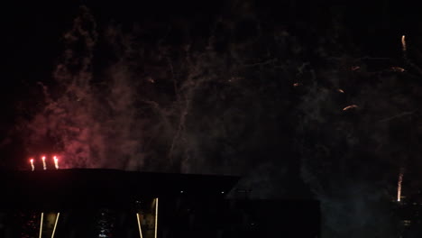 fuegos artificiales sobre el estadio en cámara lenta