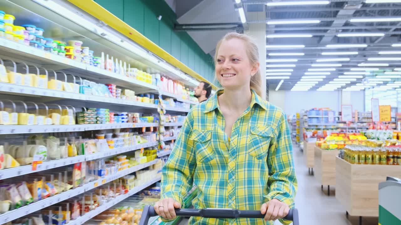 식료품 가게 에서 쇼핑 하는 여자