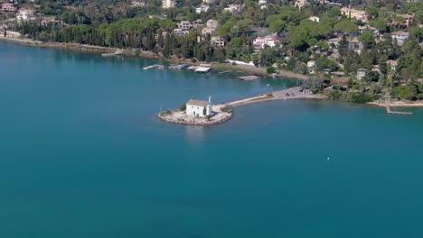 Vista-Aérea-De-La-Iglesia-De-Hypapante-En-La-Playa-De-Gouvia-En-Corfú,-Grecia