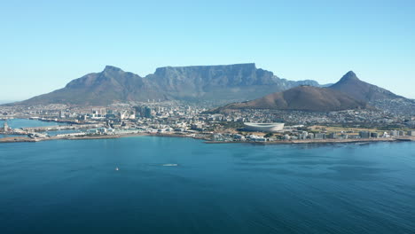 Panorama-De-Ciudad-Del-Cabo-Con-La-Montaña-De-La-Mesa,-La-Montaña-De-La-Cabeza-De-León-Y-El-Estadio-Desde-El-Océano-En-Sudáfrica