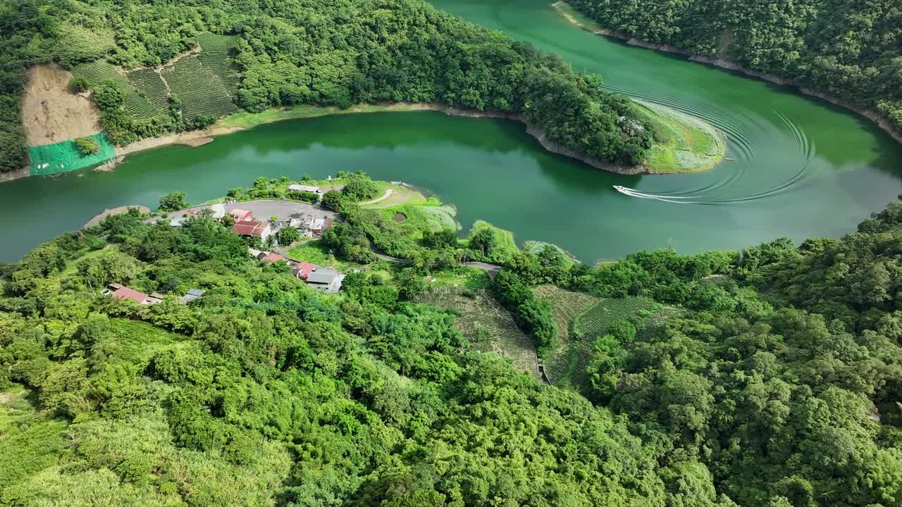 ⁇ 빛 속 에 페이쿠이 저수지 의 녹색 강 에서 항해 하는 배 의 공중  ⁇  다운  ⁇