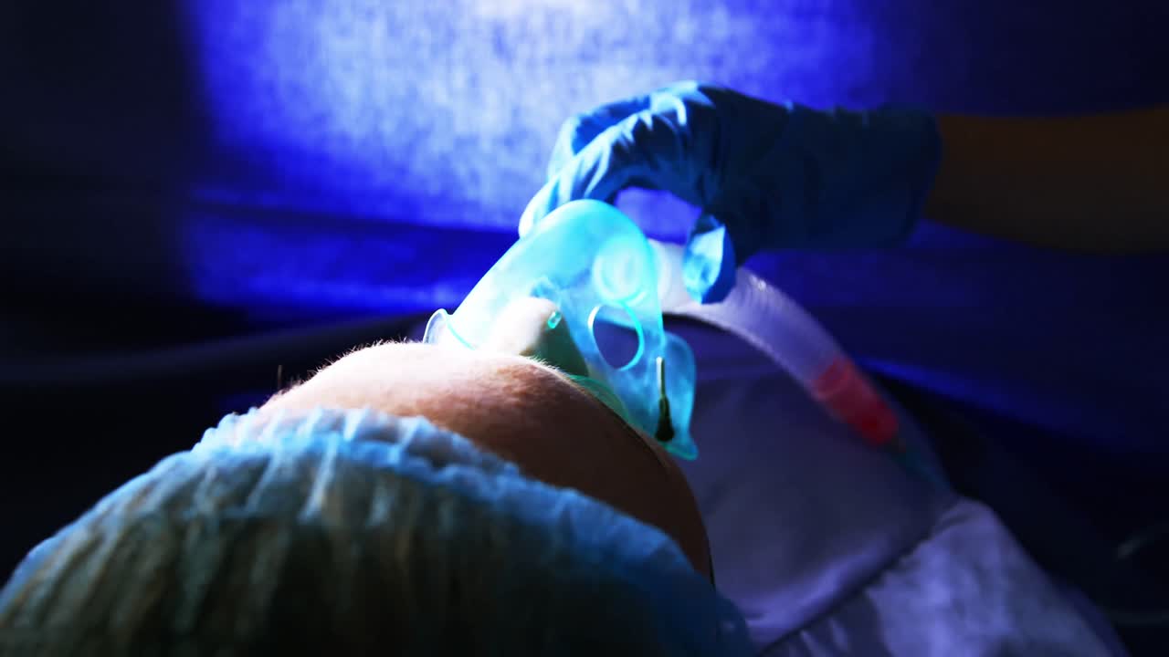 임산부 에게 산소를 주는 의사 의 손