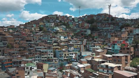 drone aéreo sobrevolando medellín, comuna 13 barrios marginales, destino en colombia, sudamérica