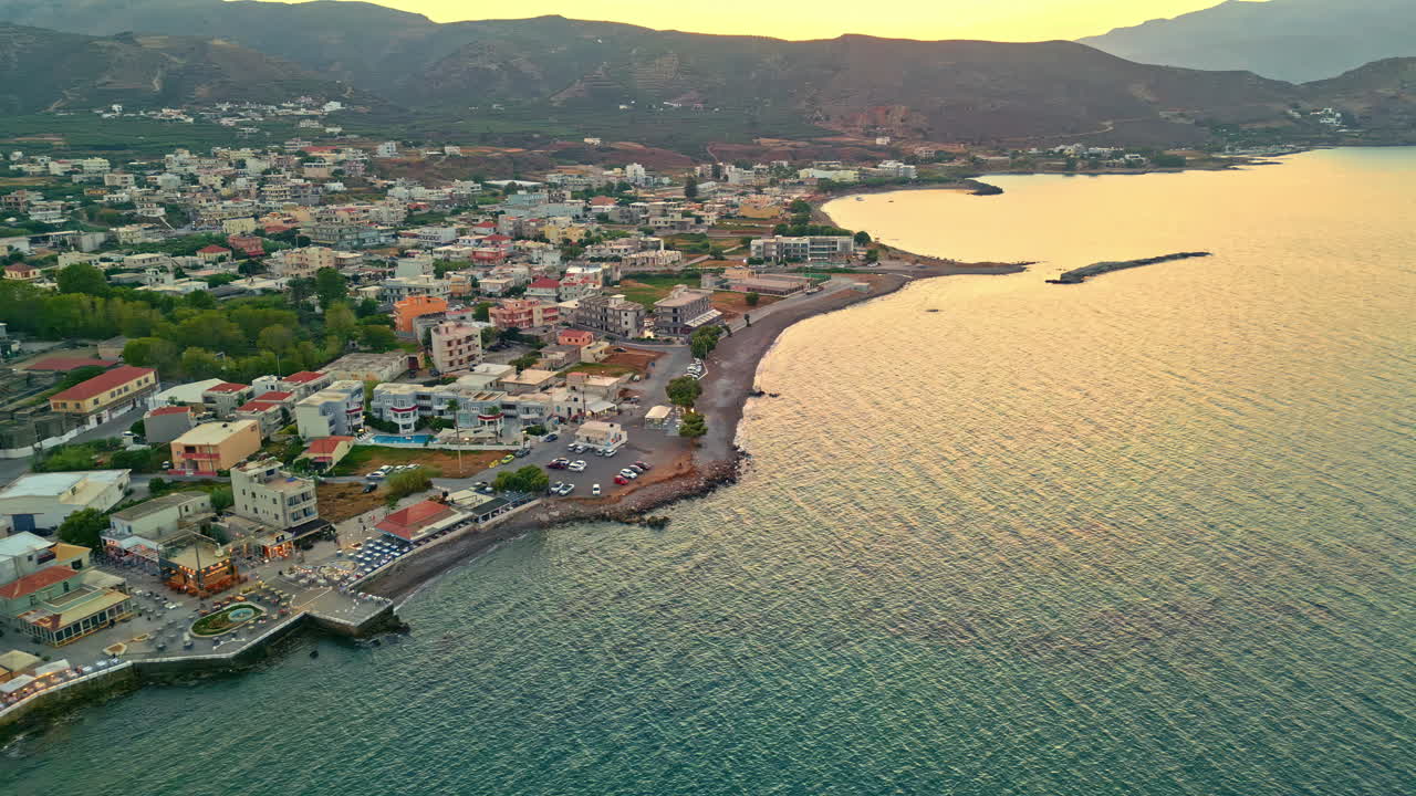Vista aérea de Kissamos, Grécia, ao pôr do sol. Cidade costeira tranquila e paisagem marítima