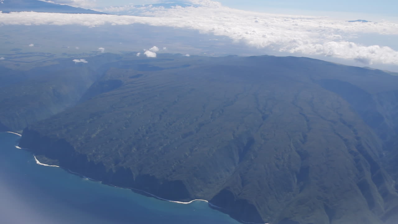 하와이의 섬을 지나는 구름