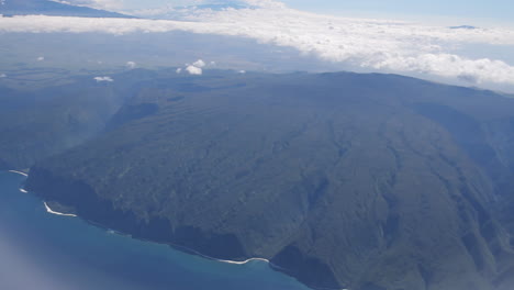 Clouds-Pass-by-Island-in-Hawaii